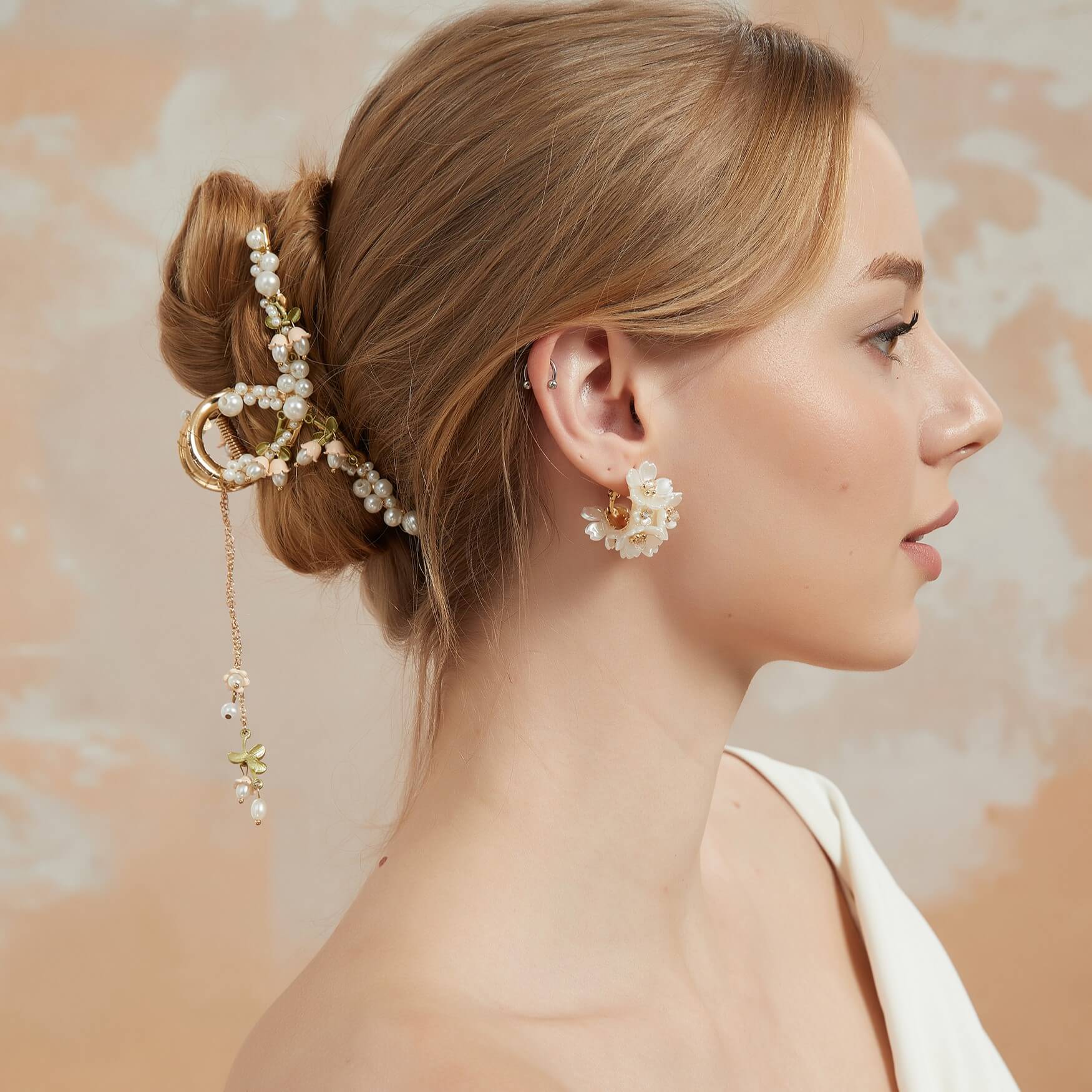 Lily of Valley Pearl Garden Hair Clawhair clawsJewelryBlossomuniqueflowerearringsgiftforhermothergiftdaughtergiftbirthdaygiftanniversarygift