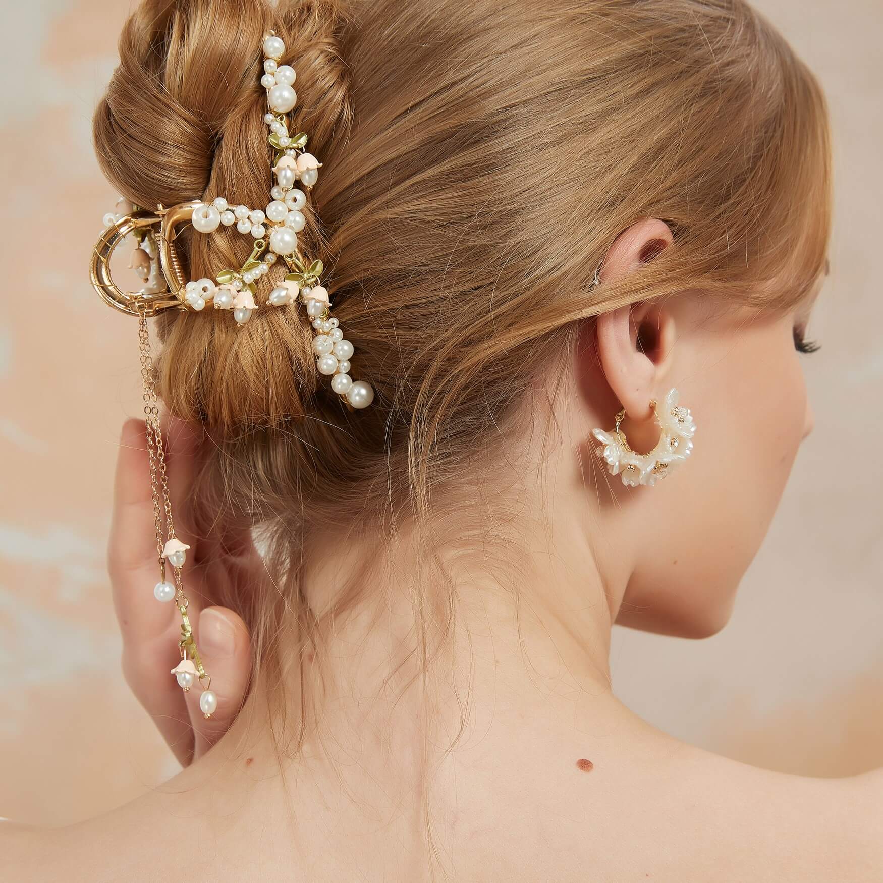 Lily of Valley Pearl Garden Hair Clawhair clawsJewelryBlossomuniqueflowerearringsgiftforhermothergiftdaughtergiftbirthdaygiftanniversarygift