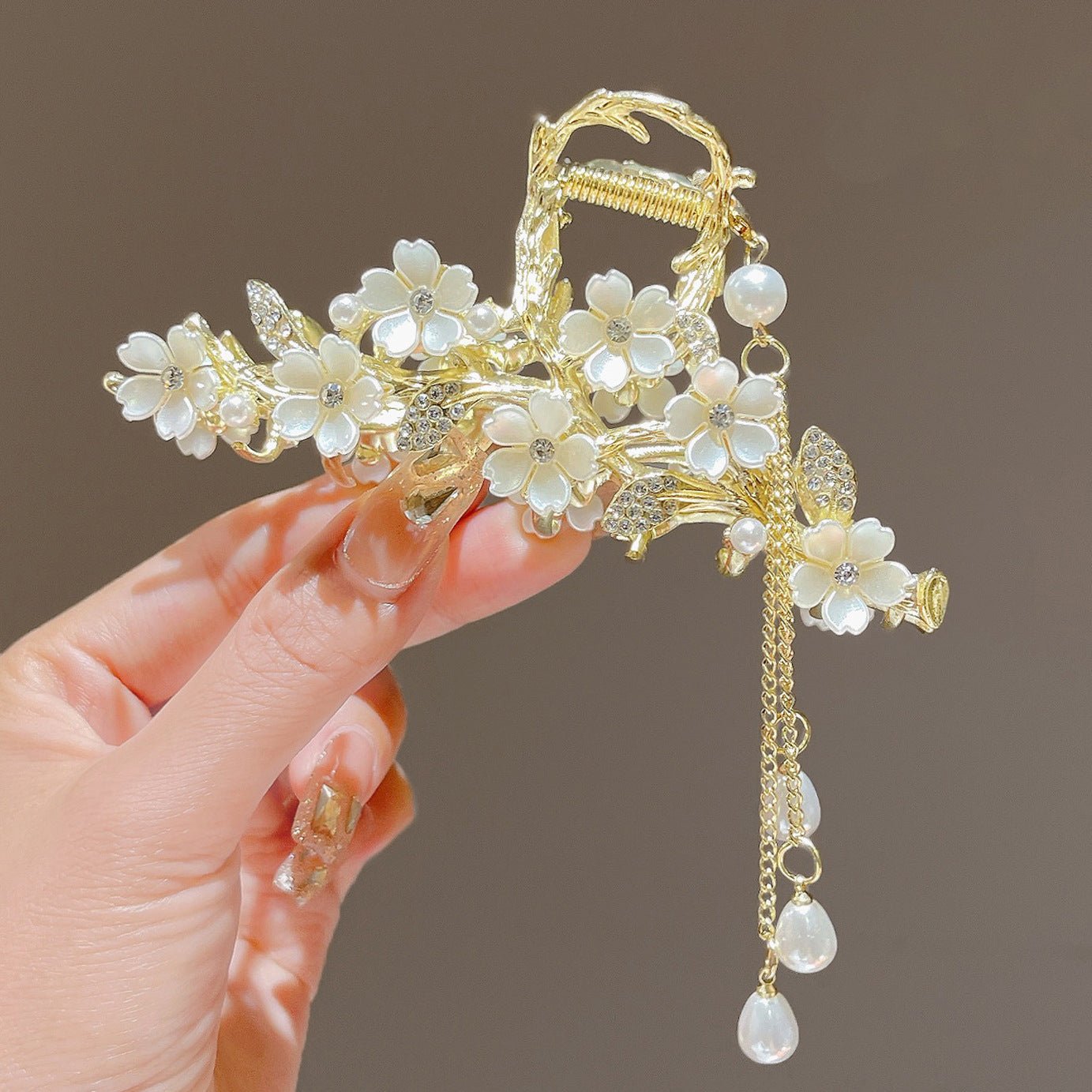 White Daisy Garden Hair Clawhair clawsJewelryBlossomuniqueflowerearringsgiftforhermothergiftdaughtergiftbirthdaygiftanniversarygift