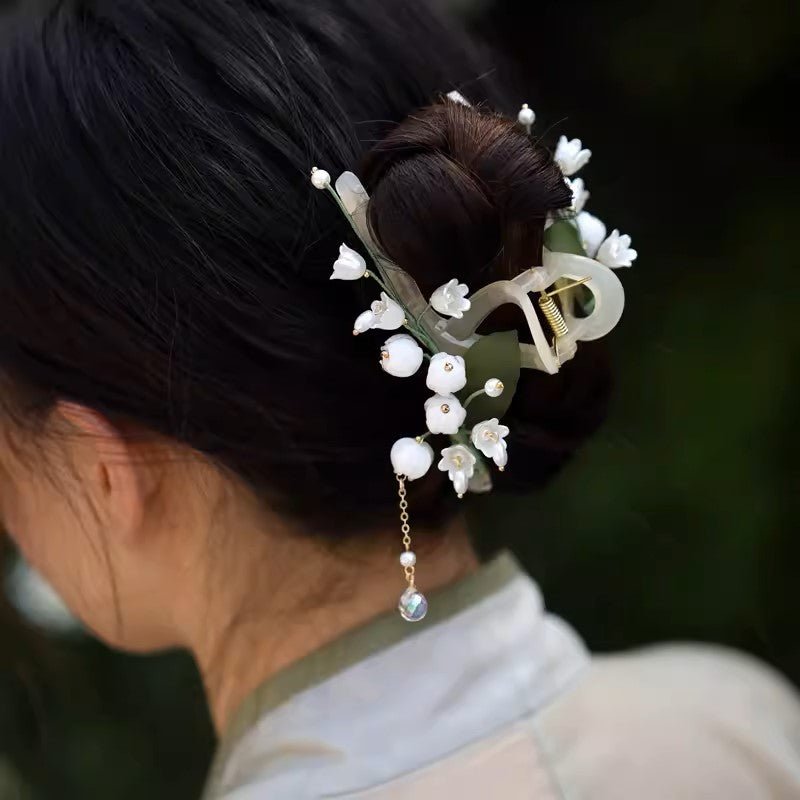 White the Lily of Valley Hair Clawhair clawsJewelryBlossomuniqueflowerearringsgiftforhermothergiftdaughtergiftbirthdaygiftanniversarygift