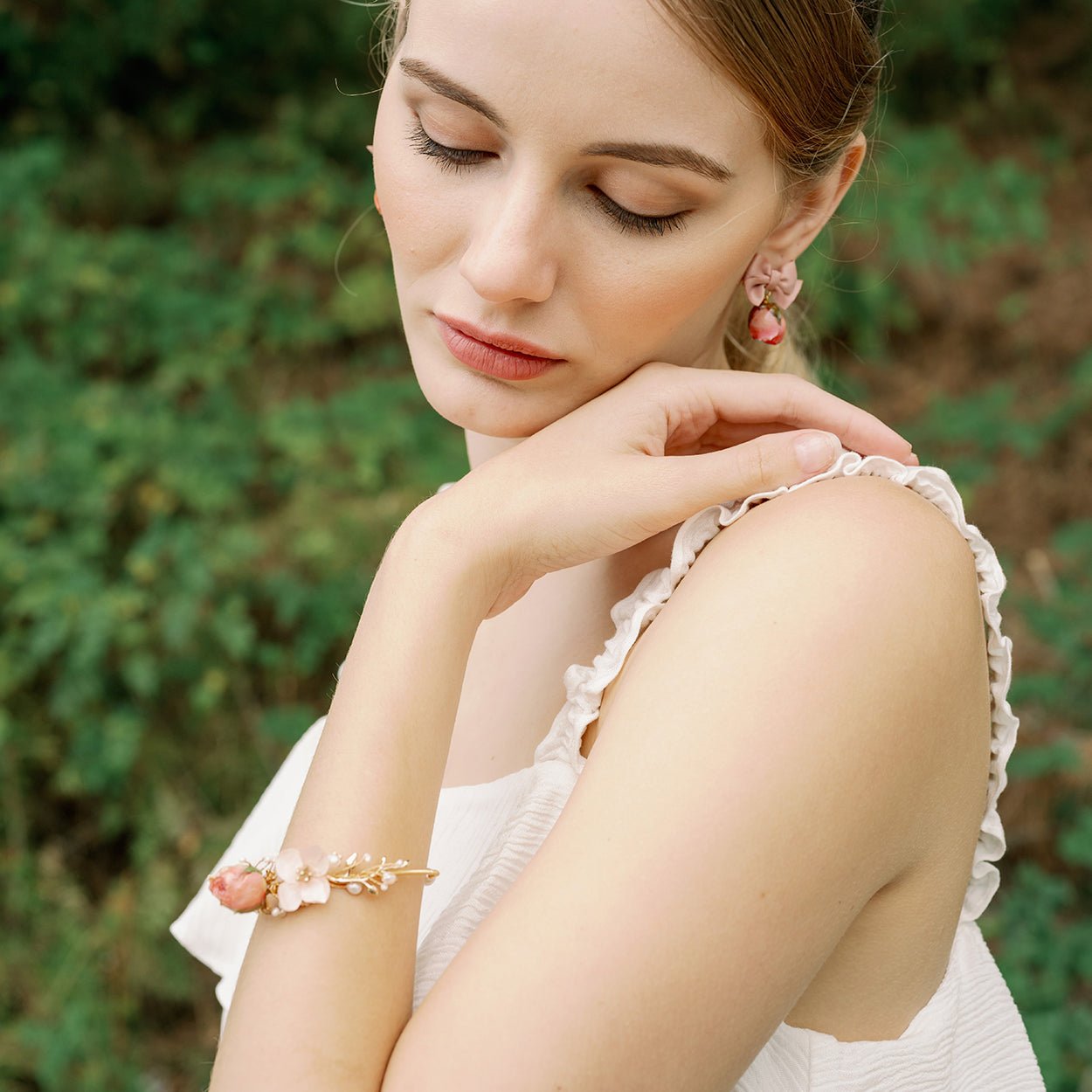 Pink Rosebud White Hydrangea Flowers BraceletBraceletJewelryBlossomuniqueflowerearringsgiftforhermothergiftdaughtergiftbirthdaygiftanniversarygift