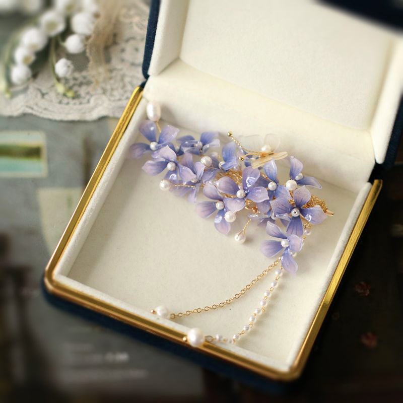 #hydrangeaflowerclips# #jewelryblossom##hairclips##weddinghairclips##purpleflowerhairclips#
#flowerjewelry# product top view