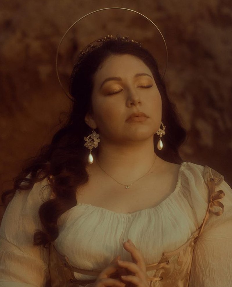 Kibbe Romantic Body Type - 5 Floral Jewelry Pieces You Need - JewelryBlossom