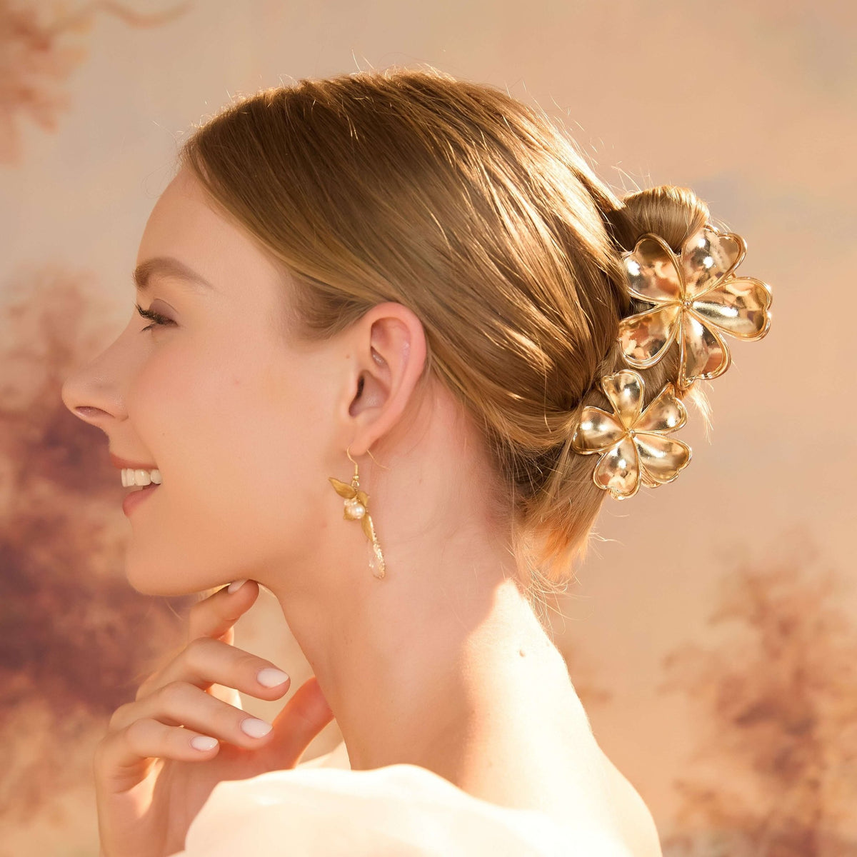 Radiant Clover Gold Flower Claw Set (2-Piece) hair claws JewelryBlossom flowerjewelry weddingjewelry bridaljewelry weddinggift bridemaidgiftgiftforher mothergift daughtergift birthdaygift anniversarygi