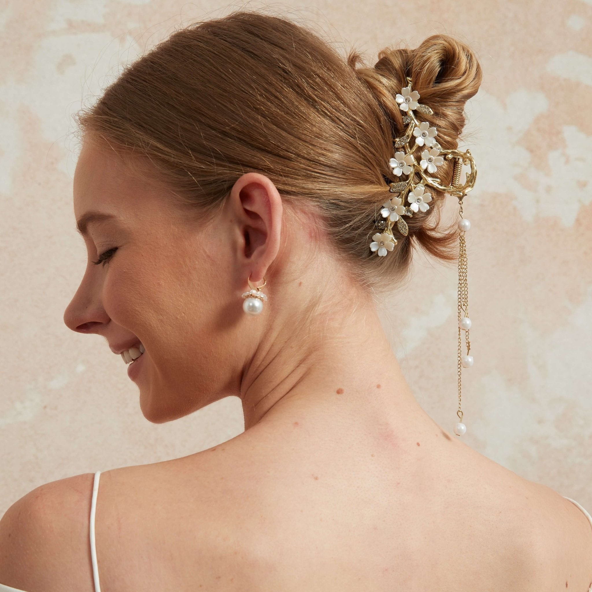 White Daisy Garden Hair Clawhair clawsJewelryBlossomuniqueflowerearringsgiftforhermothergiftdaughtergiftbirthdaygiftanniversarygift