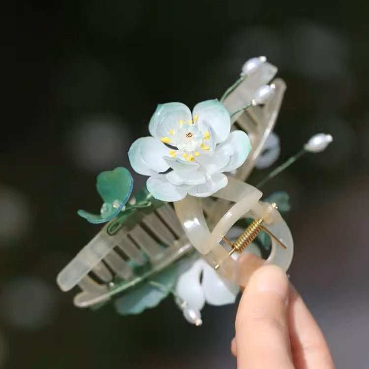 White Waterlily Flower Garden Hair Clawhair clawsJewelryBlossomuniqueflowerearringsgiftforhermothergiftdaughtergiftbirthdaygiftanniversarygift