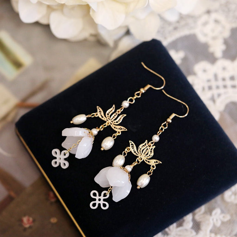 #whiteflowerearring# - #jewelryblossom##earrings##fairyearrings##weddingearrings##acrylicicearrings##bellflowerearring#