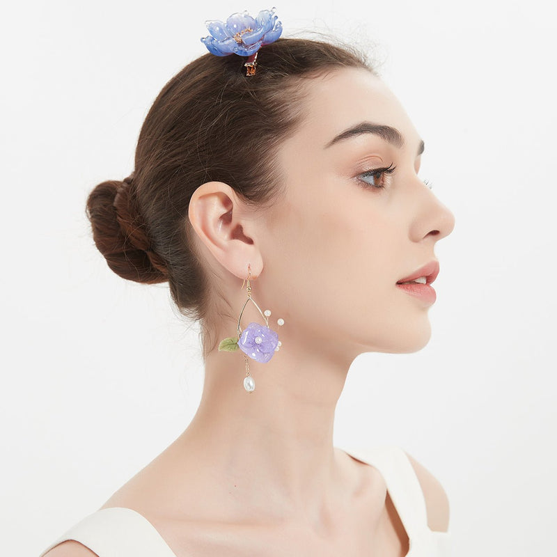 #primroseflowerclips# #jewelryblossom##hairclips##weddinghairclips##blueflowerhairclips# 
#flowerjewelry# model view