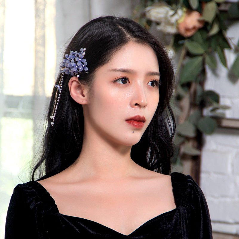 #hydrangeaflowerclips# #jewelryblossom##hairclips##weddinghairclips##purpleflowerhairclips# 
#flowerjewelry# model side view